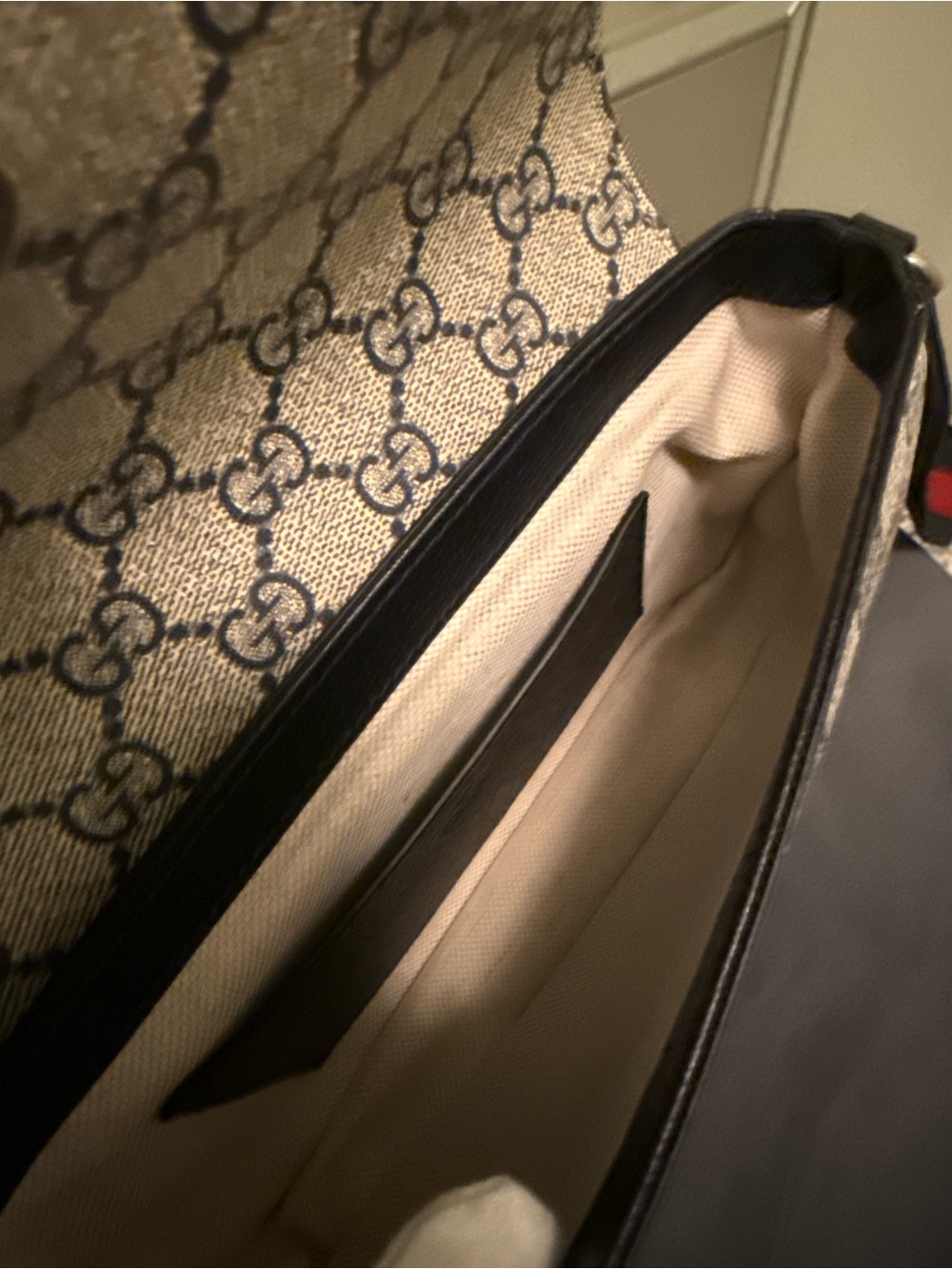 🔥Gucci Beige GG Supreme Crossbody with Navy and Red Web Strap with COA🔥 - Picture 6 of 17
